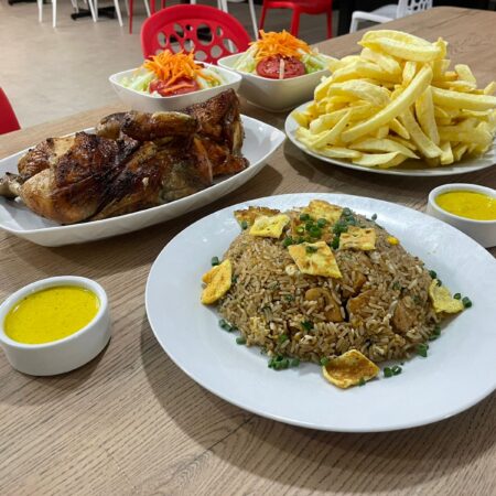 1/2 POLLO + PAPAS + CHAUFA + ENSALADA