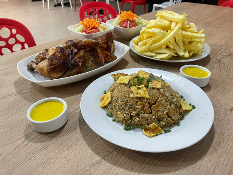 1/2 POLLO + PAPAS + CHAUFA + ENSALADA
