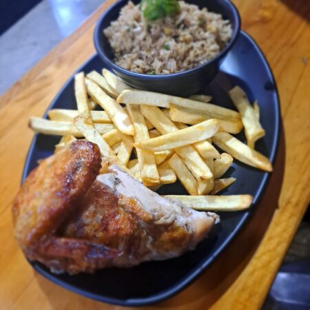 1/4 POLLO + PAPAS + ENSALADA + CHAUFA + 01 VASO DE CHICHA MORADA