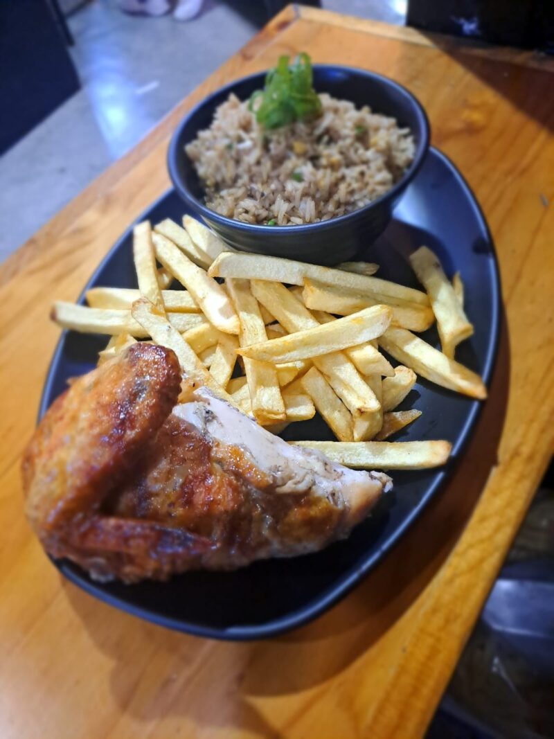 1/4 POLLO + PAPAS + ENSALADA + CHAUFA + 01 VASO DE CHICHA MORADA